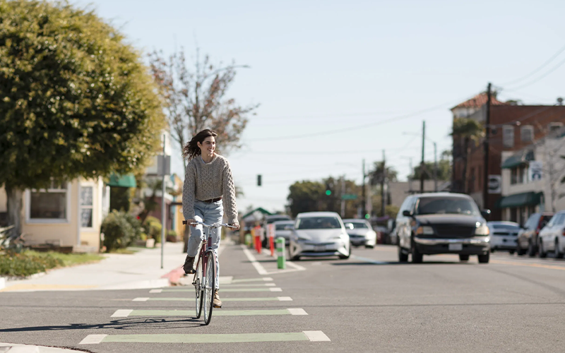 adulto-joven-que-viaja-con-movilidad-sostenible-scaled
