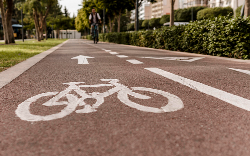 primer-plano-de-carril-bici-en-la-carretera-scaled