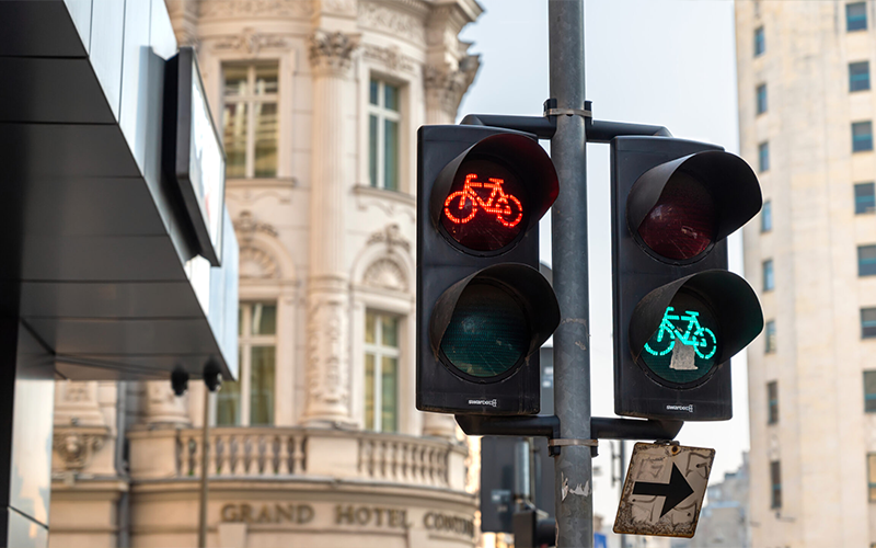 semaforo-para-bicicletas-en-bucarest-rumania-scaled