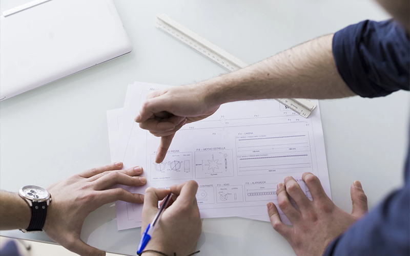 companeros-de-trabajo-de-reuniones-de-negocios-discutiendo-el-proyecto-en-la-oficina-scaled