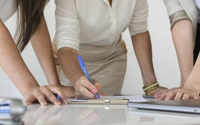 mujeres-de-negocios-trabajando-juntas-en-un-primer-plano-del-proyecto-scaled