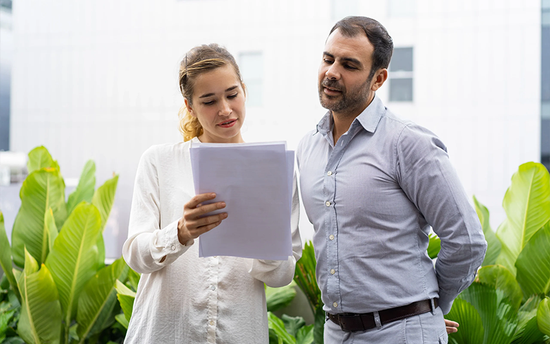 serio-lider-de-negocios-consultor-experto-durante-las-vacaciones-scaled