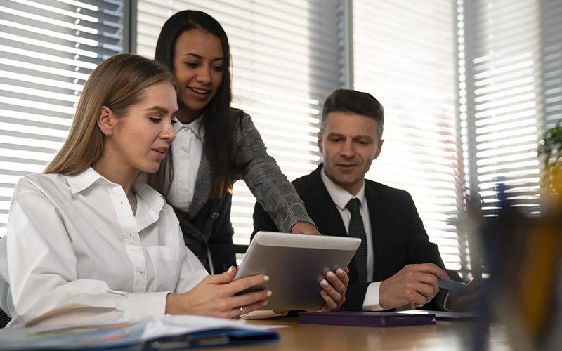 trabajo-en-equipo-de-negocios-de-tiro-medio-scaled