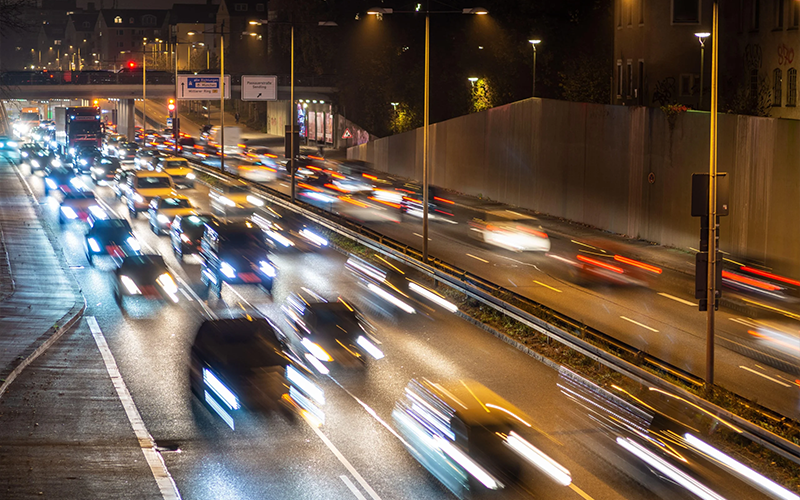 trafico-alta-velocidad-en-una-autopista-de-la-ciudad-de-munich-alemania-rutas-de-luz-de-fotografia-de-larga-exposicion-min-scaled